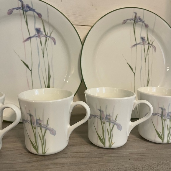 Vintage Corelle Shadow Iris Dinner Plates Set of 2 - White & Purple 10” & 4 Mugs - Picture 1 of 15